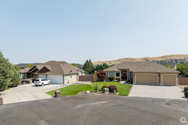 Canyon Lakes consists primarily of rows of new builds and traditional homes.
