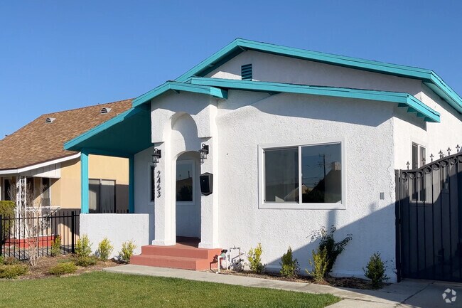 Stucco homes are popular in Walnut Park.