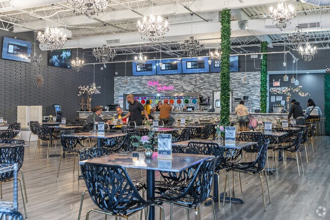 S2 City Grill and Daquiri Bar has excellent drink and food options in Calumet Heights.