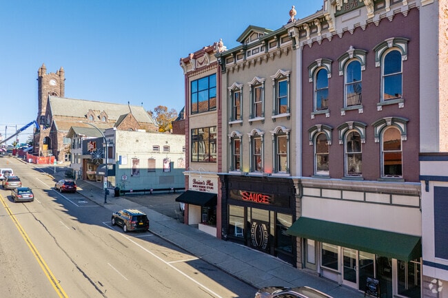 Jamestown West offers plenty of urban amenities.