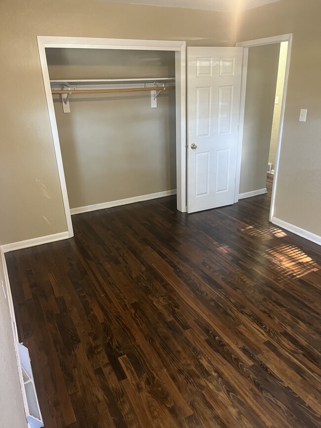 6615 W Keefe Avenue Pkwy, Milwaukee, WI 53216 - photo 5