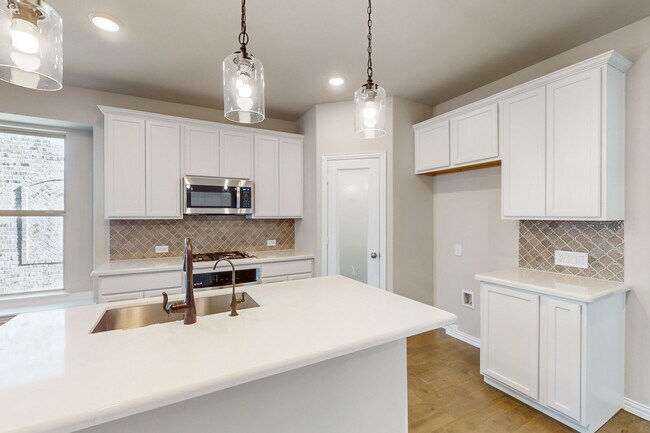 1048 Tarryhill Dr unit 36452507, Crowley, TX 76036 - photo 6