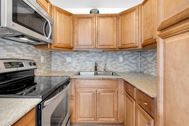 River Shores unit 211, Oakland Park, FL 33334 - photo 3