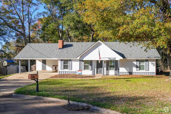 In Ridgeland neighborhoods, you can find starter homes and fixer-uppers.