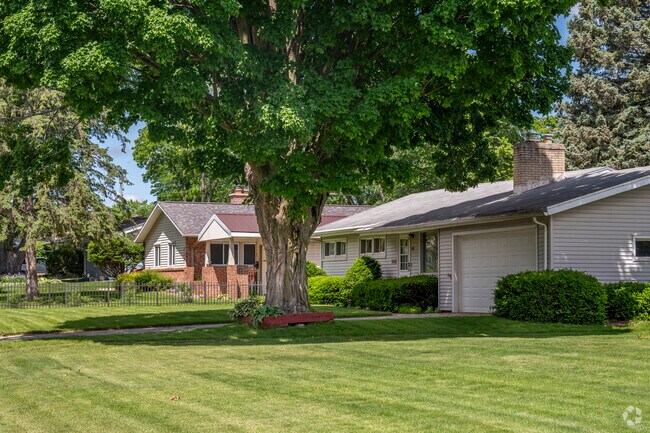 Houses with large front lawns can be found all around Lerdahl Park.