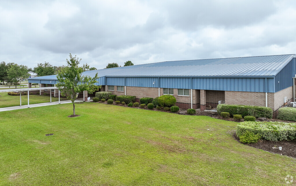 The student population of Dr Hubert Eaton Sr Elementary School is 450 and the school serves K-5.