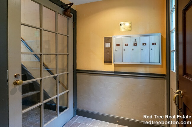 75 Wyman St unit 1, Waban, MA 02468 - photo 3