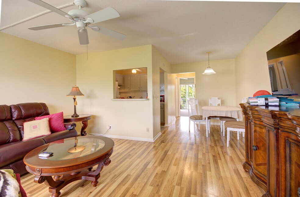 FULLY FURNISHED FREE CABLE AND LAUNDRY