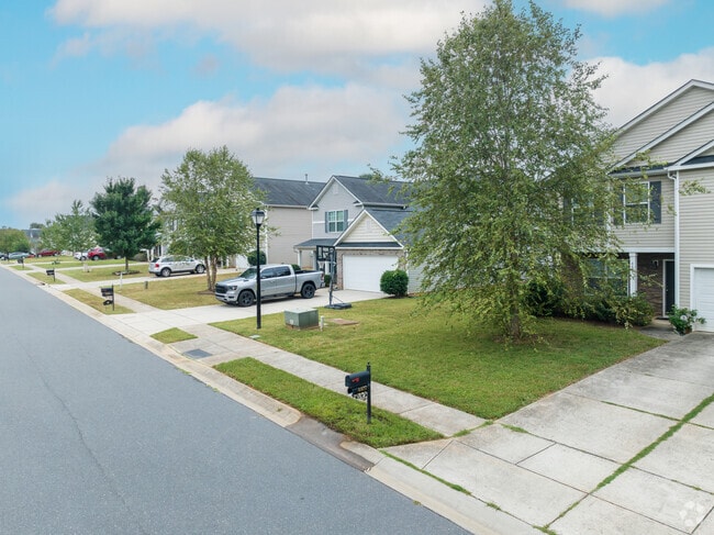 A row of single family homes in the Northlake area.
