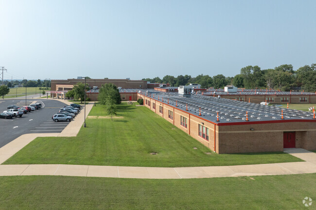 The student to teacher ratio at Whiteside Middle School is 14 to 1.