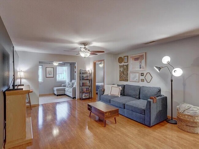 102 Prairie Heights Dr unit 416, Verona, WI 53593 - photo 2