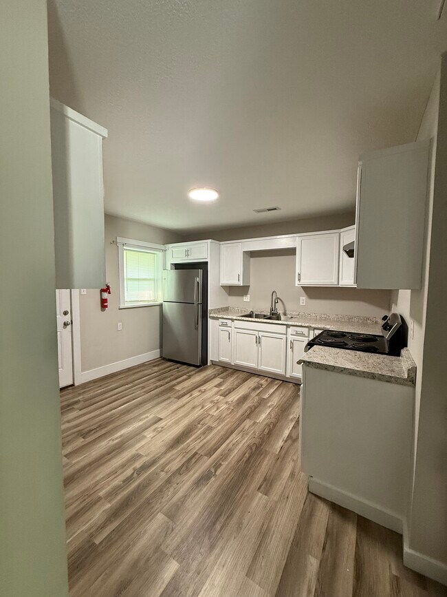 468 N Locust St unit 2, Florence, AL 35630 - photo 2