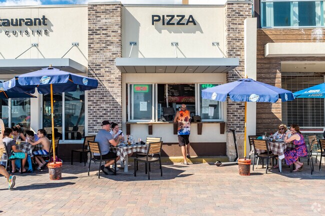 Several dining options line the nearby Boardwalk for residents who don't want to go downtown.