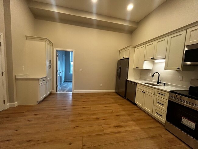 246 Front St unit 4, Lincoln, RI 02865 - photo 6