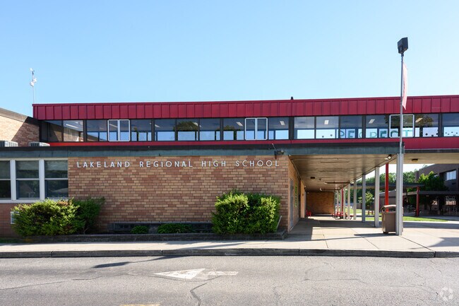 Earning an overall B from Niche, Lakeland Regional is a safe place to send your teens to school.