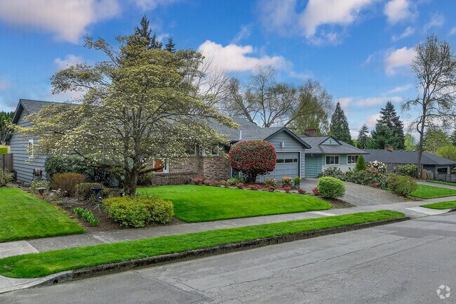 Large Ranchalow homes on well-appointed lots in Hayhurst, Portland.