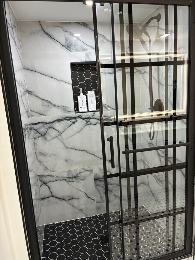 1040 Hatch St, Cincinnati, OH 45202 - photo 6