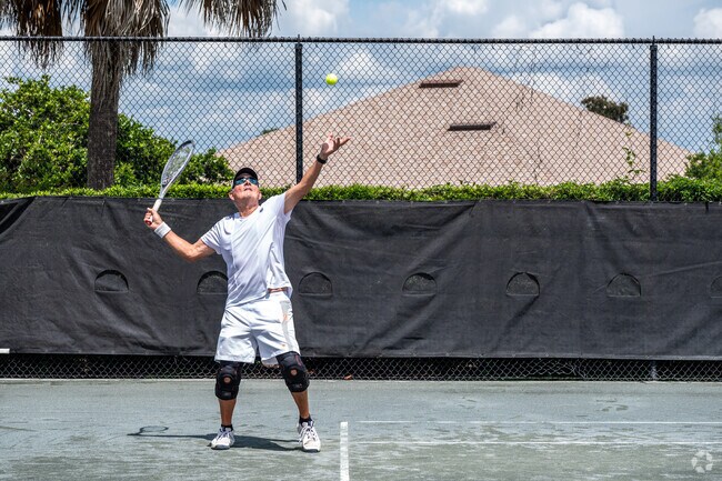 Village of Summerhill residents love to play tennis at Glenview Country Club.