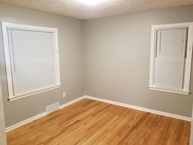 12490 Pearl St, Southgate, MI 48195 - photo 7