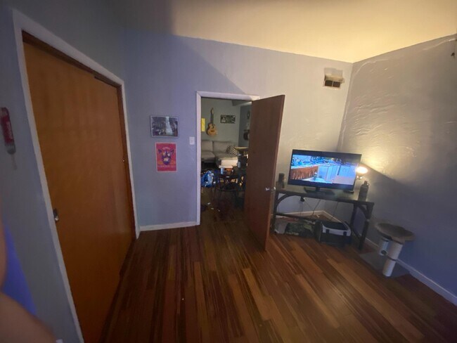 1401 Sarah St unit 2, Pittsburgh, PA 15203 - photo 2