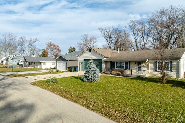 Single-story ranch-style homes are popular in Salem Lakes.