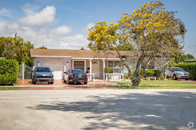 Cozy ranch-style homes in Palmetto Estates, FL are perfect for long-term residents.