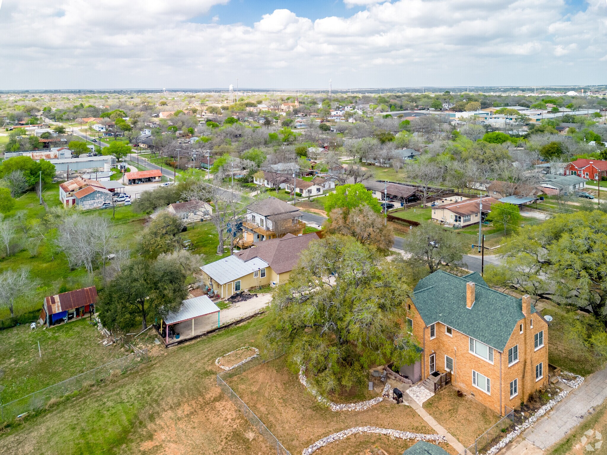 Overview of residential homes in Floresville.