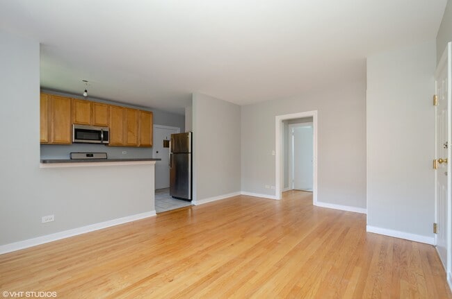 Discover Comfortable Living at Hampton Parkway in Evanston!, Evanston, IL 60201 - photo 6