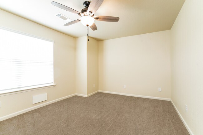 1010 Highwood Ln, Atlanta, GA 30344 - photo 7