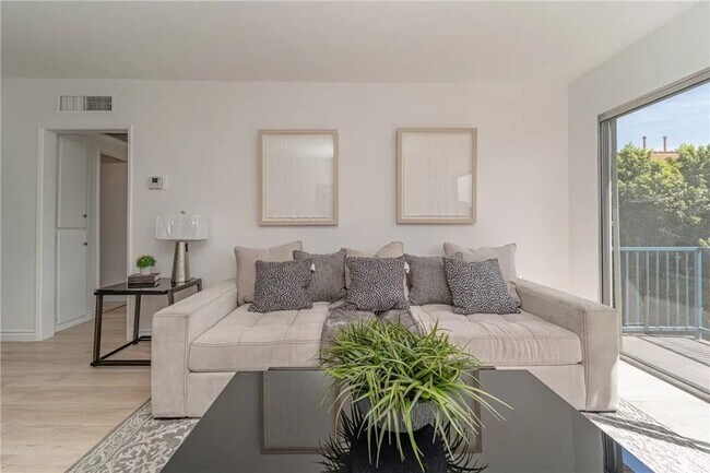 14560 Clark St unit 213, Sherman Oaks, CA 91411 - photo 3