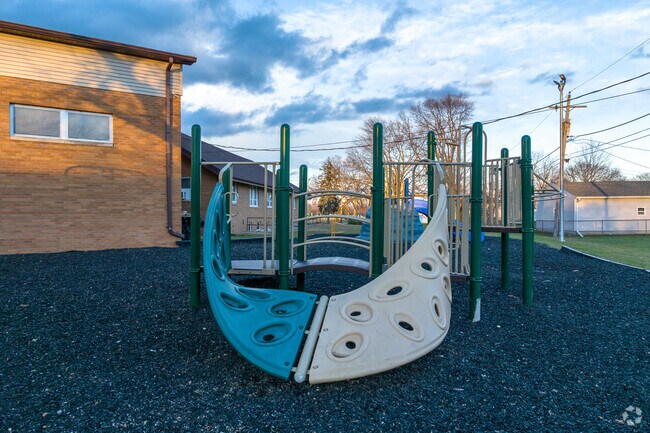 Calvary Baptist Academy has a student-teacher ratio of 6 to 1.