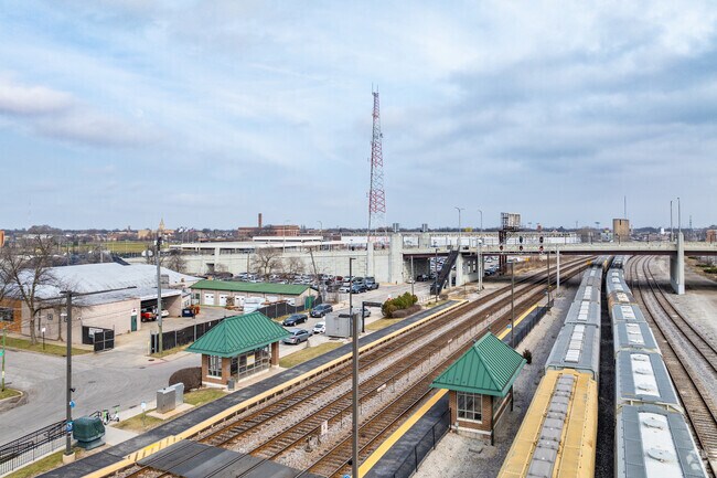 The Hanson Park Metra rail allows Cragin residents access to downtown Chicago.
