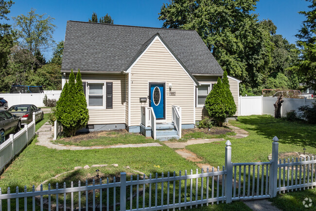 There are eye catching Cape Cod homes found in Pocoshock.