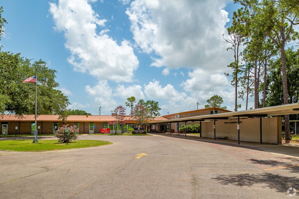 Norco Elementary school is the only school in the Norco neighborhood.