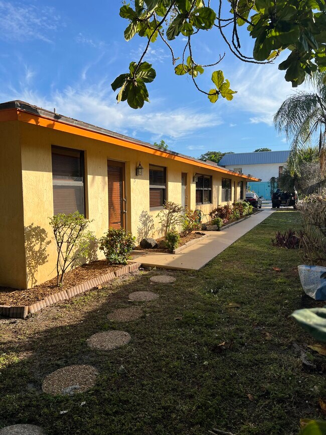 119 Lakeview Ave unit 2, Lantana, FL 33462 - photo 2