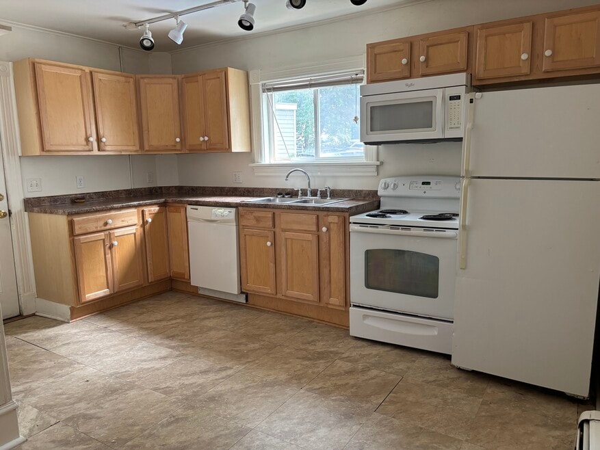 384 Saint Paul St unit 1, Burlington, VT 05401 - photo 1