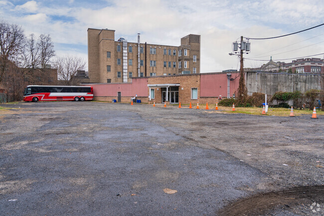 The TET Christian Academy has class sizes that do not exceed 20 students per teacher.