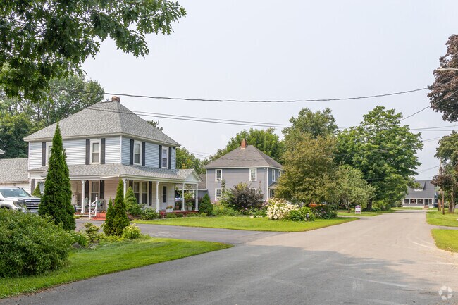 A row of commonly found New England styled homes in the Newport, ME neighborhood.