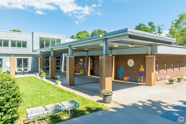 Nathan Hale Arts Magnet School aims to produce high quality, creative and intelligent students.