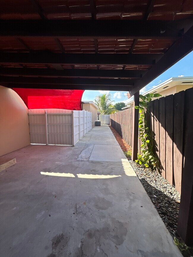 927 SW 71st Ct unit Cozy 1bd1ba Guest Ho, Miami, FL 33144 - photo 4