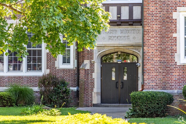 Forest Avenue School in Glen Ridge, has 13 full-time teachers.