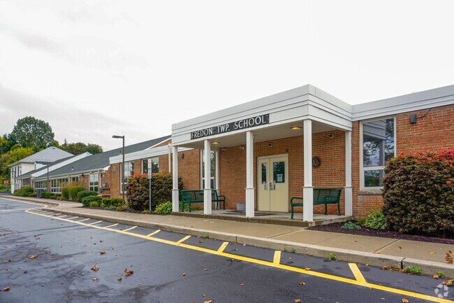 Fredon Township Elementary School serves students in the Sussex County community.