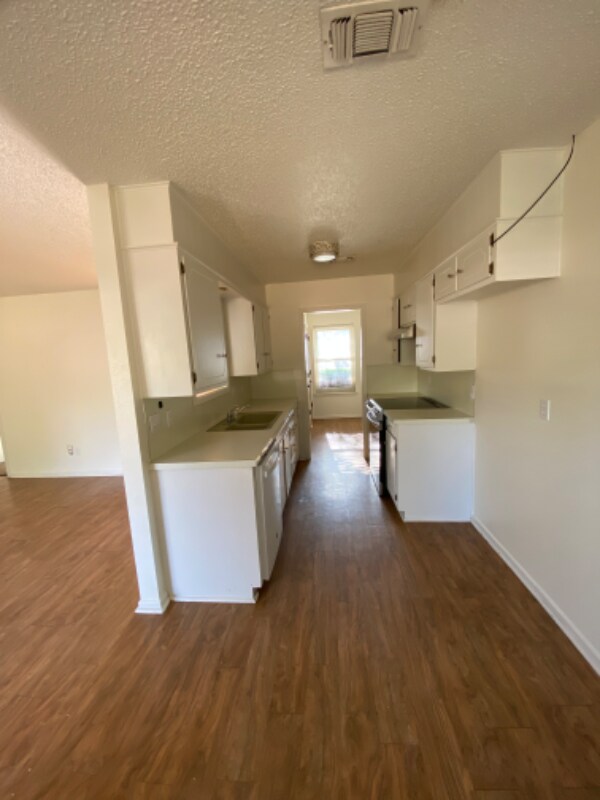 1110 S Cedar St, Brownfield, TX 79316