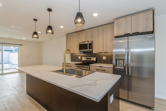 417 C Ave NW, Cedar Rapids, IA 52405 - photo 4