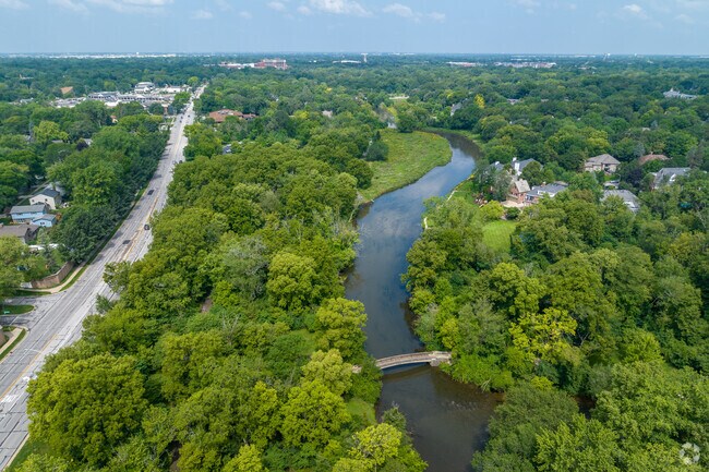Nearby Downtown Naperville and the Dupage River, Maple Brook has something for everyone.