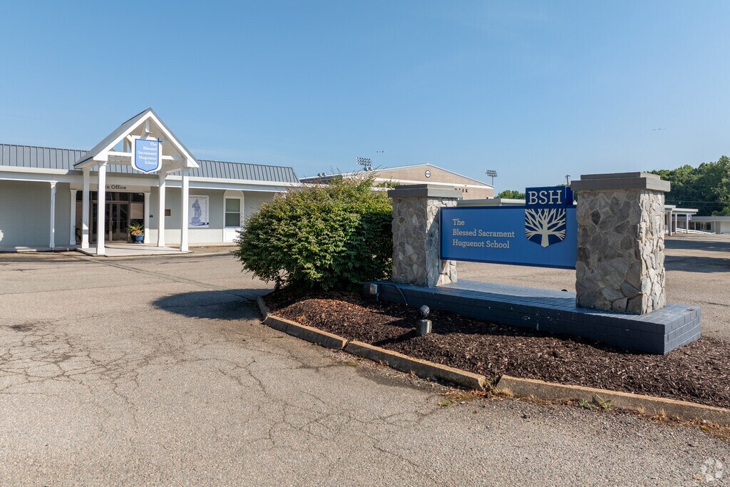 The entrance sign to The Blessed Sacrament Huguenot School.