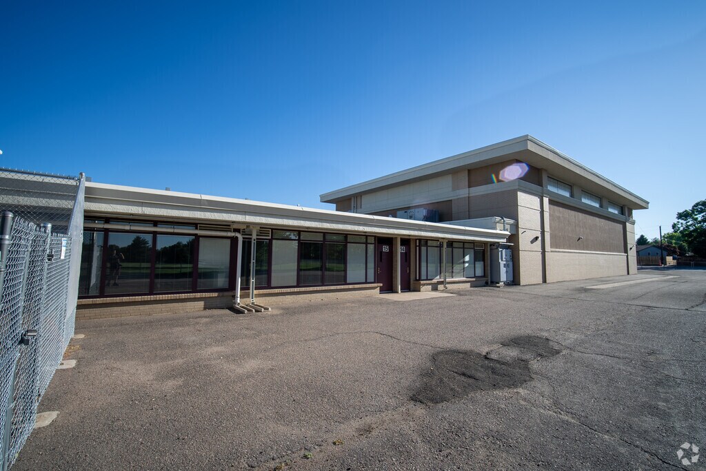 Side façade of the elementary school