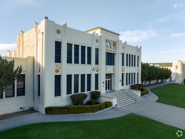 Taft Union High School near Ford City features an Oil Technology Academy for STEM learning.