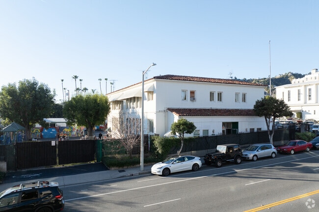 Larchmont Charter School at Fairfax has 244 students and serves in grades TK – 4th grade