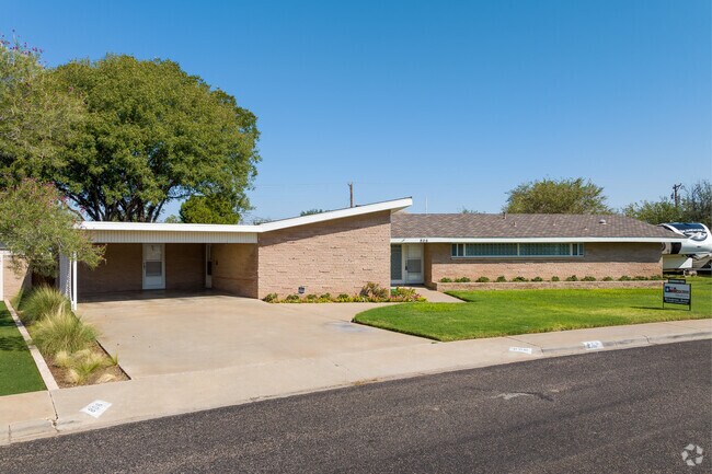 Some Ridgecrest West homes show late 70's early 80's influences.